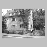 105-1005 Tapiau 2000. Frau Rudat und Herr Herbst vor dem neuen Haus der Begegnung.jpg